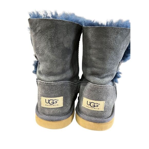 UGG BAILEY BUTTON II WOMEN SHORT BOOTS SUEDE NAVY US 6 Women’s US 5 Girls EU 35 - Picture 3 of 13